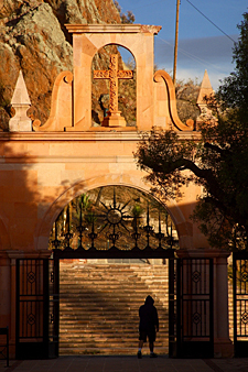 Arc d'acc&egrave;s au "Sanctuario de la Virgen del Patrocinio" &agrave; c&ocirc;t&eacute; de Zacatecas (Mexique)