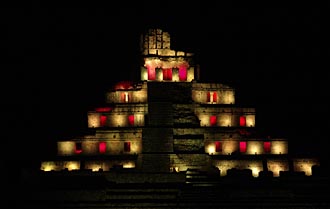 Son et Lumi&egrave;re sur Edzna (&eacute;difice des 5 &eacute;tages)