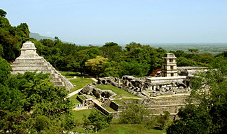 vue d'ensemble de Palenque (Temple des Inscriptions sur la gauche et le Palais sur la droite) 