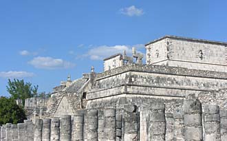 Le Temple des Guerriers avec les deux piliers serpentiformes et les deux guerriers en pierre  (juste au-dessus des deux t&ecirc;tes de serpent &agrave; plumes)