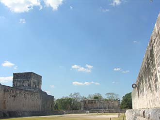Temple des Jaguars sur la gauche, Temple du Sud au fond et anneau du Jeu de Balle (tachtli)