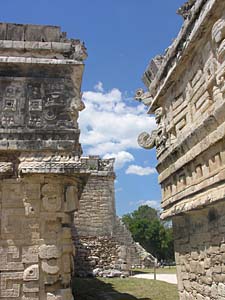 Les faces nord et sud de l'&eacute;glise sont d&eacute;cor&eacute;es de panneaux en forme de jalousies et les angles de la fa&ccedil;ade se terminent par des mascarons de Chaac; sur la frise, entour&eacute;e de moulures, se trouvent &eacute;galement des mascarons