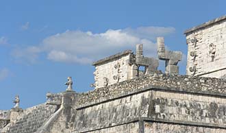 Le Temple des Guerriers avec les deux piliers serpentiformes et les deux guerriers en pierre qui servaient de porte-&eacute;tendard sur lesquels on accrochait les embl&egrave;mes des Itz&aacute;s et de leurs gouverneurs (juste au-dessus des deux t&ecirc;tes de serpent &agrave; plumes)