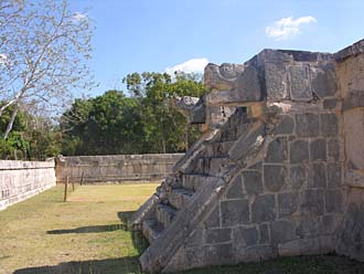Temple des Jaguars et des Aigles avec le bord du Mur des Cr&acirc;nes sur la photo de gauche