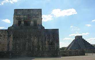 Temple des Jaguars au premier plan et "El Castillo" au second plan
