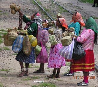 accueil du train "El Chepe" par des jeunes tarahumara &agrave; San Rafael (sur la voie de chemin de fer Los Mochis-&nbsp;Creel-&nbsp;Chihuahua ou v.v)