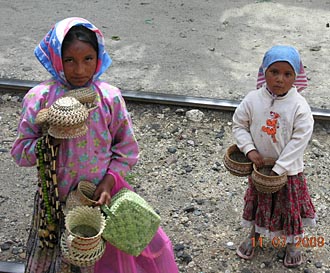 accueil &agrave; l'arriv&eacute;e au village de San Rafael par des jeunes enfants tarahumara