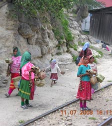 accueil &agrave; l'arriv&eacute;e au village de San Rafael par des jeunes enfants tarahumara
