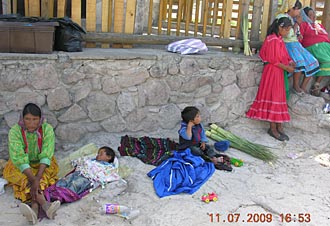 jeunes tarahumara &agrave; la gare d'El Divisadero