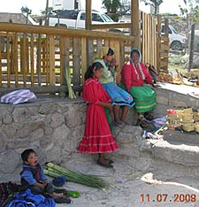 jeunes  tarahumara &agrave; la gare d'El Divisadero