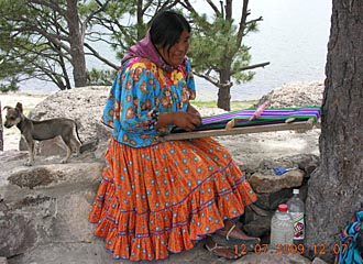 jeune tarahumara au bord du lac Arareko