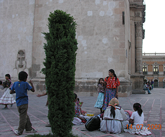 pr&egrave;s de la cath&eacute;drale de Chihuahua, famille tarahumara