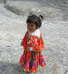 petite fille pr&egrave;s des formations rocheuses "Las ranas" dans le complexe touristique d'Arareko