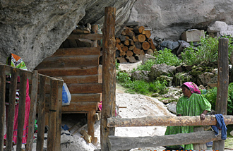 Tarahumara &agrave; l'entr&eacute;e de la grotte dans laquelle elle vit