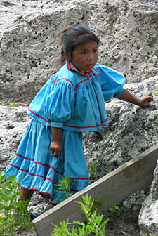jeune enfant tarahumara pr&egrave;s des grottes dans le complexe touristique d'Arareko