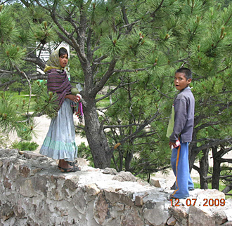  jeunes adolescents tarahumara pr&egrave;s du Lac Arareko