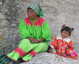 jeunes  tarahumara  dans le complexe touristique Arareko (sous "Las Ranas")