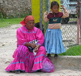 costumes traditionnels pour la f&ecirc;te au village de Cus&aacute;rar&eacute;