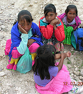 jeunes tarahumaras (Creel, Chihuahua, Mexique)