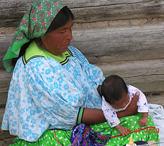 jeune femme tarahumara avec son b&eacute;b&eacute; (&eacute;tat de Chihuahua au&nbsp;Mexique)