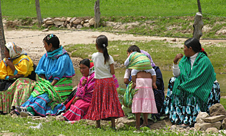  jeunes tarahumaras &agrave; Cus&aacute;rar&eacute;  (&eacute;tat de Chihuahua au Mexique)