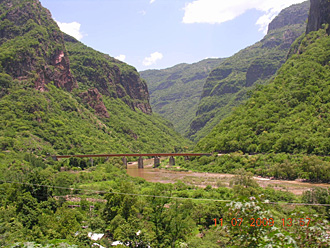 passage de l'autre c&ocirc;t&eacute; de la rivi&egrave;re Septentrion puis arriv&eacute;e sur Temoris avec le train  du Canyon du Cuivre dans le nord du Mexique