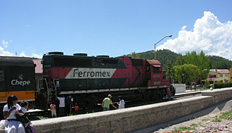 locomotive du "El Chepe"avec le Z&oacute;calo de Creel en second plan