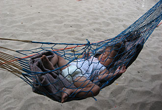petit bain de soleil sur la plage San Augustin &agrave; Huatulco (&eacute;tat d'Oaxca, Mexique)