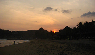 plage Zipolite au coucher du soleil (&eacute;tat d'Oaxaca, Mexique)