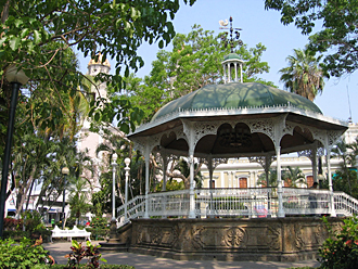 Z&oacute;calo de la capitale avec son kiosque &agrave; musique