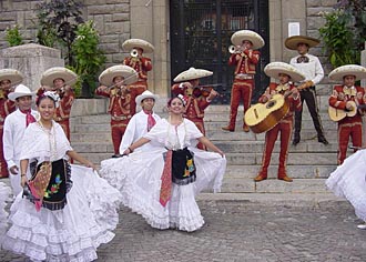 Danses folkloriques de Puebla avec leurs costumes typiques (&eacute;tat de Puebla au Mexique)