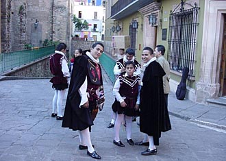 d&eacute;tente des musiciens avant la fi&egrave;vre du samedi soir &agrave; Guanajuato (El Bajio)