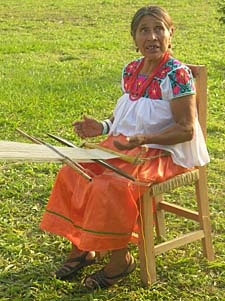 indienne avec son m&eacute;tier &agrave; tisser