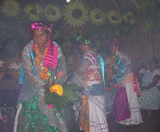 c&eacute;l&egrave;bration du bapt&egrave;me d'un jeune enfant en famille : encens et offrandes font partie de la f&ecirc;te (l'encens "voile" la photo)