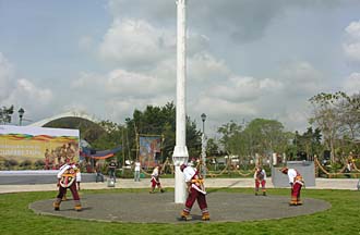 Les Voladores en action