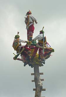d&eacute;monstration de Voladores au Festival de l'Identit&eacute;