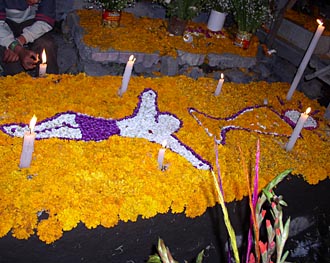 belle d&eacute;coration d'une tombe &agrave; Mixquic au moment de la F&ecirc;te des Morts