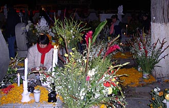 pri&egrave;res sur les tombes au moment de la F&ecirc;te des Morts &agrave; Mixquic