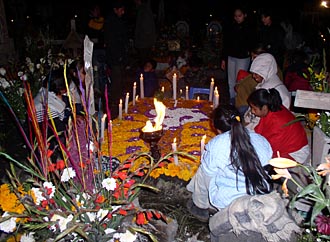 pri&egrave;res sur les tombes au moment de la F&ecirc;te des Morts &agrave; Mixquic