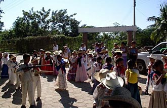 comm&eacute;moration du Jour de la R&eacute;volution pr&egrave;s de Puerto Angel