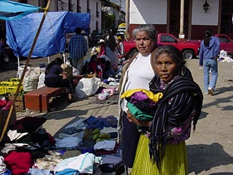fin de march&eacute; dans un coin de rue &agrave;  P&aacute;tzcuaro (Michoac&aacute;n, Mexique)
