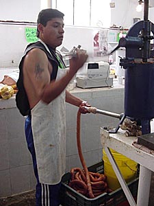 fabrication de saucisses au march&eacute; (Guanajuato,Mexique)