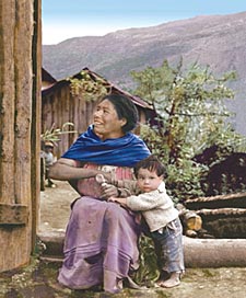 indienne et son enfant dans les montagnes de Jalisco (Mexique)