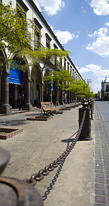 une des rues avec arcades de la ville de Guadalajara, (&eacute;tat de Jalisco, Mexique)