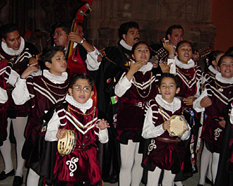 groupe de callejoneadas &agrave; Guanajuato (Mexique)