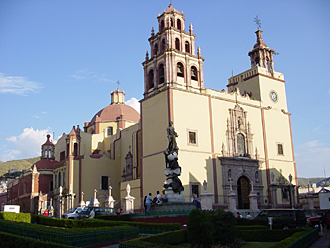 Cath&eacute;drale et plaza de la Paz