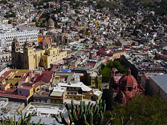 au premier plan, le temple San Diego, th&eacute;atre Ju&aacute;rez sur sa droite et devant le Temple, le Jardin de l'Union. A gauche, basilique et universit&eacute; de Guanajuato (&eacute;tat de Guanajuato au Mexique)