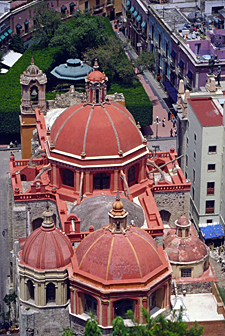 au premier plan, le temple San Diego, puis le th&eacute;atre Ju&aacute;rez sur sa droite et devant le Temple, le Jardin de l'Union (Guanajuato, Mexique)