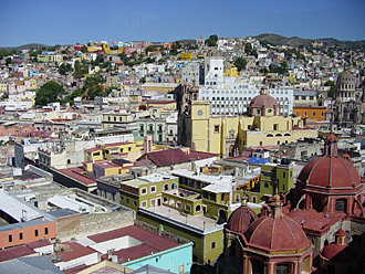 vue au premier plan sur le Temple San Diego et sur le deuxi&egrave;me plan sur la Cath&eacute;drale en jaune, l'Universit&eacute; en blanc et le Templo de la Compa&ntilde;&iacute;a de Jes&uacute;s, &agrave; droite.