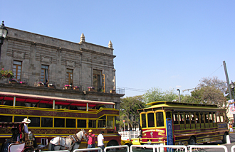 tramway devant le palais municipal (Jalisco,Mexique)